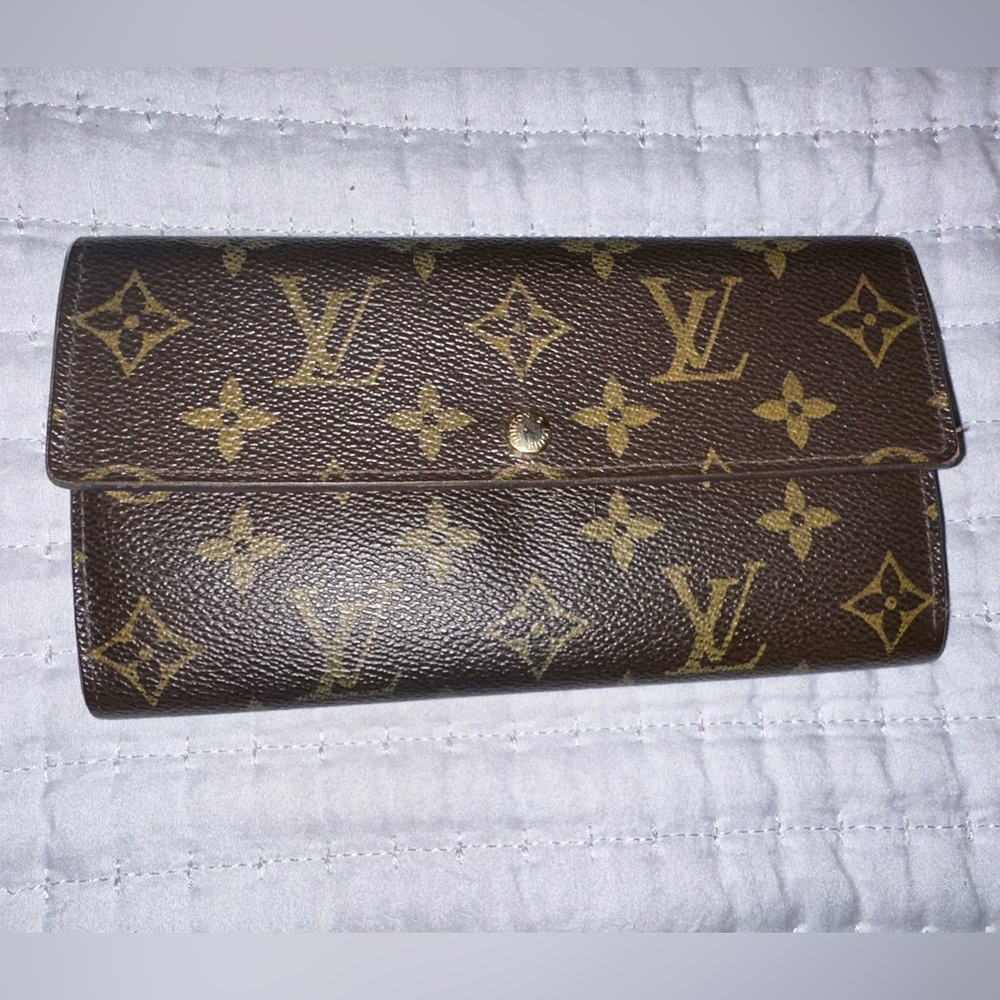 ******SOLD*****Authentic Louis Vuitton Sarah Wallet  #5.3v CT 3007